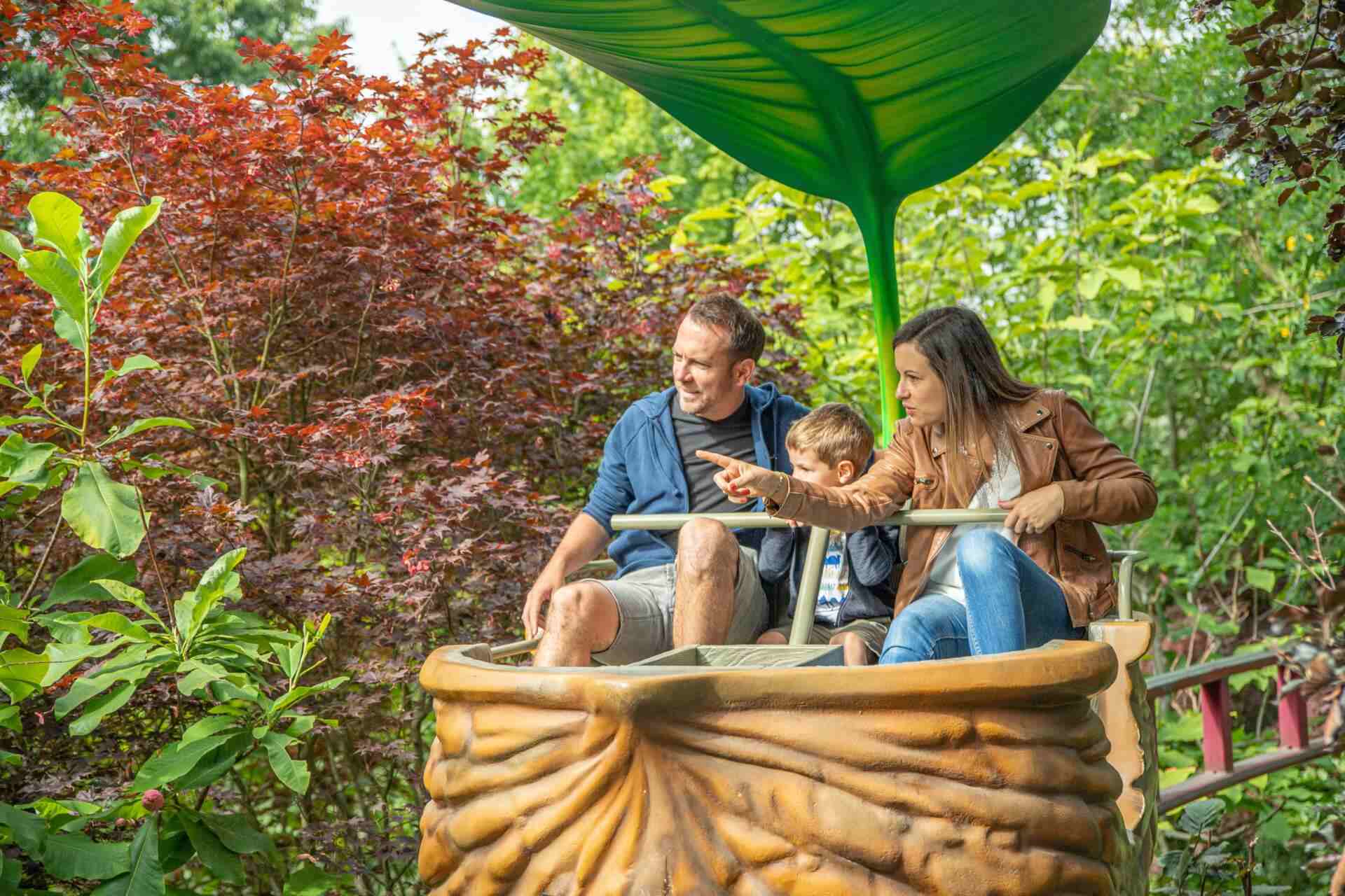 Famille joyeuse avec enfants explorant terra Botanica sous le soleil 2025